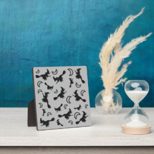 Vliegende heks tussen halve maan bij Halloween nac Fotoplaat