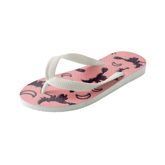 Vliegende heks tussen halve maan bij Halloween nac Kinder Teenslippers (Schuin)