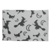 Vliegende heks tussen halve maan bij Halloween nac Kussensloop (Achterkant)