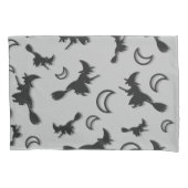 Vliegende heks tussen halve maan bij Halloween nac Kussensloop (Voorkant)