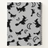 Vliegende heks tussen halve maan bij Halloween nac Notitieboek (Achterkant)