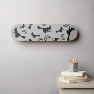 Vliegende heks tussen halve maan bij Halloween nac Persoonlijk Skateboard