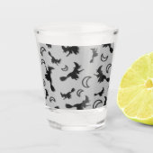 Vliegende heks tussen halve maan bij Halloween nac Shot Glas (Voorkant)