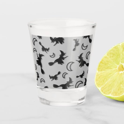 Vliegende heks tussen halve maan bij Halloween nac Shot Glas (Voorkant)