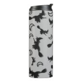 Vliegende heks tussen halve maan bij Halloween nac Thermosbeker (Gedraaid links)