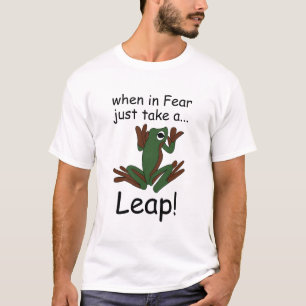 Vliegende kikker die een sprong maakt als hij bang t-shirt