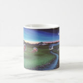 Vliegende kwallen over de landschappelijke mok (Center)