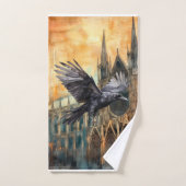 Vliegende raaf en middeleeuwse gotische kathedraal bad handdoek (Handdoek)