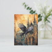 Vliegende raaf en middeleeuwse gotische kathedraal briefkaart (Staand voorkant)