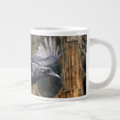 Vliegende raaf en middeleeuwse gotische kathedraal grote koffiekop (Rechts)