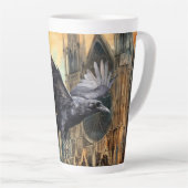 Vliegende raaf en middeleeuwse gotische kathedraal latte mok (Rechterhoek)