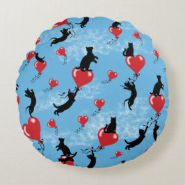 Vliegende rode ballonnen rond kussen