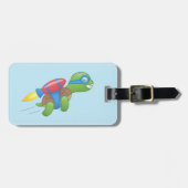 Vliegende Schildpad met een Rode Jetpack Blauw Bagagelabel (Voorkant horizontaal)