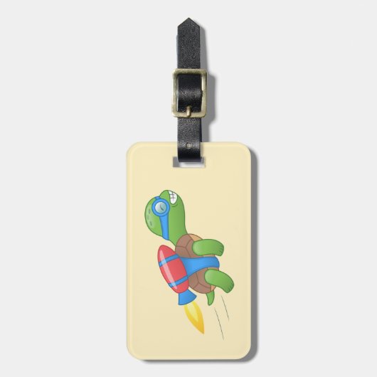 Vliegende Schildpad met een Rode Jetpack Geel Bagagelabel (Voorkant verticaal)