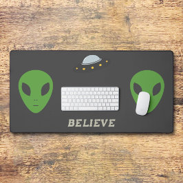 Vliegende schotel & Groene Alien Desk Mat
