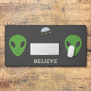 Vliegende schotel & Groene Alien Desk Mat
