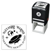 Vliegende schotel ruimteschip in de buurt van de a  zelfinktende stempel (In situ)