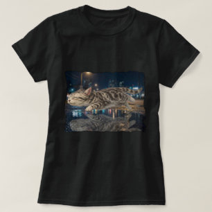 Vliegende Tabbykat Nacht Stad Reflectie T-shirt