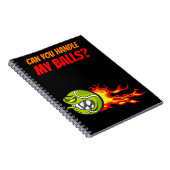 Vliegende tennisbal in vlammen op met grappige quo notitieboek (Rechterzijde)