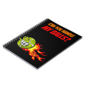 Vliegende tennisbal in vlammen op met grappige quo notitieboek (Linkerzijde)