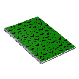 Vliegende vleermuizen op groen notitieboek