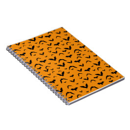 Vliegende vleermuizen op oranje notitieboek
