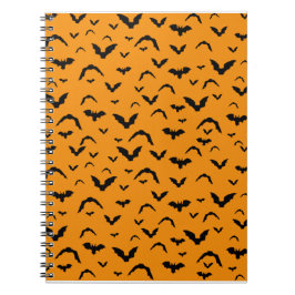 Vliegende vleermuizen op oranje notitieboek
