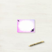 Vliegende vleermuizen op paars en wit na het vertr post-it® notes (Op bureau)