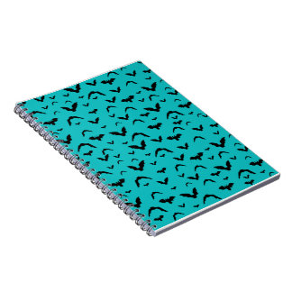 Vliegende vleermuizen op turquoise notitieboek