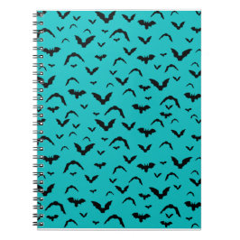 Vliegende vleermuizen op turquoise notitieboek