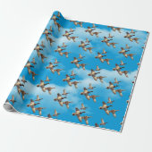 Vliegende wilde eenden in wolken cadeaupapier (Uitgerold)