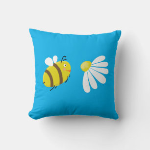 Vliegende zachte bij met bloem madeliefje. kussen