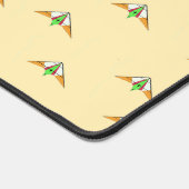 Vliegerpatroon op bleek sinaasappel bureaumat (Hoek)