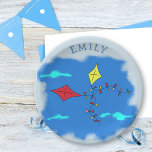 Vliegers in de blauwe lucht Naam Papieren Bordje<br><div class="desc">Dit is een digitale tekening van vliegers,  rood en geel,  vliegend in de blauwe lucht tussen de blauwe wolken. Perfect voor een kinderverjaardagsfeestje. U kunt de naam en het lettertype,  de grootte en de kleur wijzigen.</div>