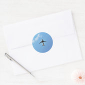 Vliegtuig aan de hemel ronde sticker (Envelop)