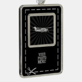 Vliegtuig Cessna Silhouette Flying Black Sunburst Verzilverd Omlijst Ornament (Rechts)
