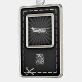 Vliegtuig Cessna Silhouette Flying Black Sunburst Verzilverd Omlijst Ornament (Links)