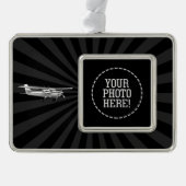 Vliegtuig Cessna Silhouette Flying Black Sunburst Verzilverd Omlijst Ornament (Voorkant)