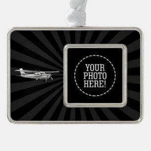 Vliegtuig Cessna Silhouette Flying Black Sunburst Verzilverd Omlijst Ornament