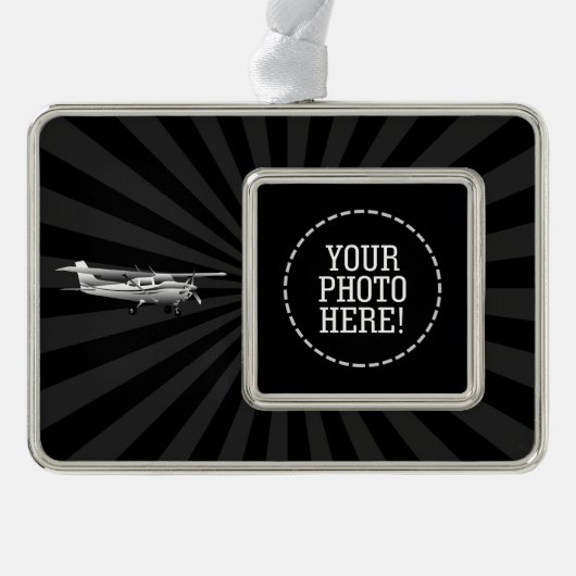 Vliegtuig Cessna Silhouette Flying Black Sunburst Verzilverd Omlijst Ornament (Voorkant)