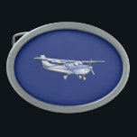 Vliegtuig Chrome Cessna Silhouette die op blauw vl Gesp<br><div class="desc">De Klassieke Cessna Silhouette van het vliegtuig die op blauw voor om het even welke luchtvaartliefhebber vliegt, past dit met tekst aan als u wenst. Het Cessna-vliegtuig is zo ontworpen dat het er als een zilverchroomtoestel uitziet. Voeg in één stap eenvoudig tekst toe aan dit ontwerp. Klik op de knop...</div>