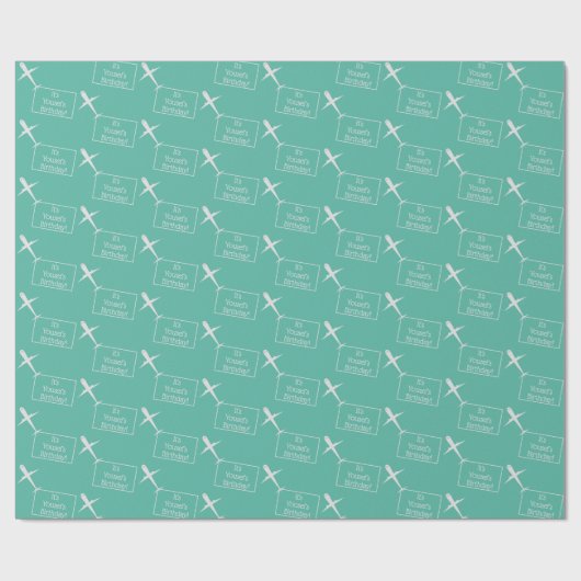 Vliegtuig dat aangepaste verjaardagsvlag op Mint v Cadeaupapier (Vlak)