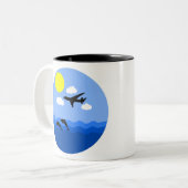 vliegtuig dat boven water met dolfijnen vliegt tweekleurige koffiemok (Voorkant links)