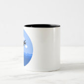 vliegtuig dat boven water met dolfijnen vliegt tweekleurige koffiemok (Center)