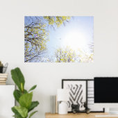 Vliegtuig in Sky, omgeven door bomen Poster (Thuiskantoor)