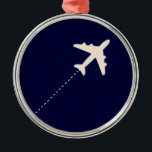 Vliegtuig met stippellijn metalen ornament<br><div class="desc">Grafisch afbeelding van een wit vliegtuig met een rechte stippellijn ( vliegbaan ). U kunt het gereedschap 'Aanpassen' gebruiken als u de blauwe achtergrondkleur wilt wijzigen. Een eenvoudig reisgerelateerd ontwerp. Een goede suggestie voor mensen die voor luchtvaartmaatschappijen werken en die met het vliegtuig reizen</div>