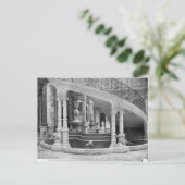 Vliegtuig onder de trap van het Hotel de Briefkaart (Staand voorkant)