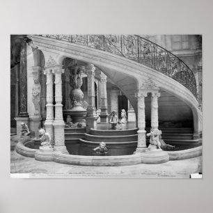 Vliegtuig onder de trap van het Hotel de Poster