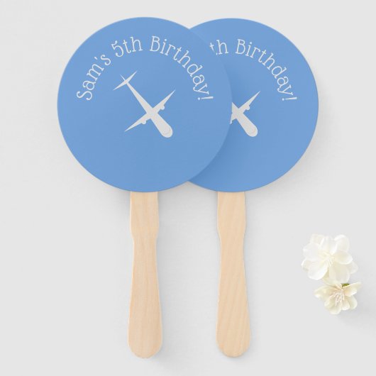 Vliegtuig op blauw gepersonaliseerd handwaaier (Voorkant en achterkant)