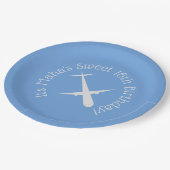 Vliegtuig op blauw gepersonaliseerd papieren bordje (Gekanteld)